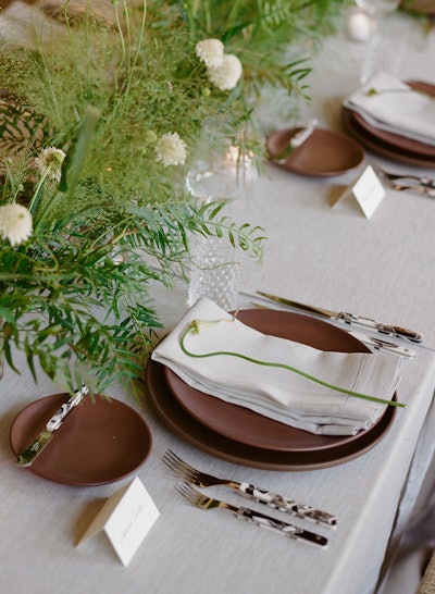 “For each place setting, we used deep redwood-colored plates by Heath Ceramics and marbleized flatware by Sabre from Theoni Collection. Both contrasted nicely with the white-linen tablecloth,” describes Hotchkiss in the book about a wedding held at The Inn at Mattei’s Tavern in Los Olivos, Calif., just north of Santa Barbara.