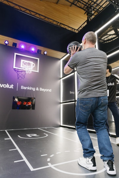 The central activation, called 'Change Your Game,' encouraged fans to shoot their best shot to unlock NBA-themed prizes. Taking place in the concourse during pregame and halftime sessions, fans got 15 seconds on the clock (with an extra five seconds for Revolut members!), in which each person was challenged to sink three hoops. The more consecutive hoops they sank, the bigger the prize.